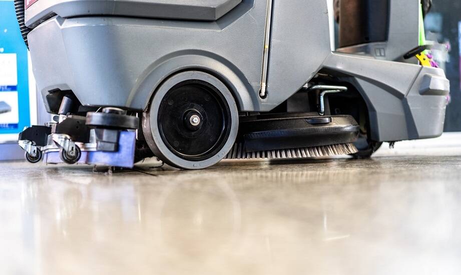 Jak nowa generacja maszyn szorująco-zbierających zmienia sprzątanie w halach magazynowych?