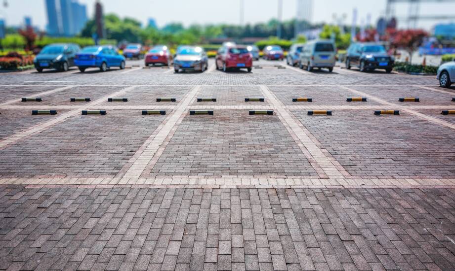 Jak doświadczenie firmy wpływa na optymalizację kosztów budowy parkingu?