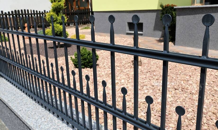 Jakie trendy dominują w projektowaniu ogrodowych płotków?