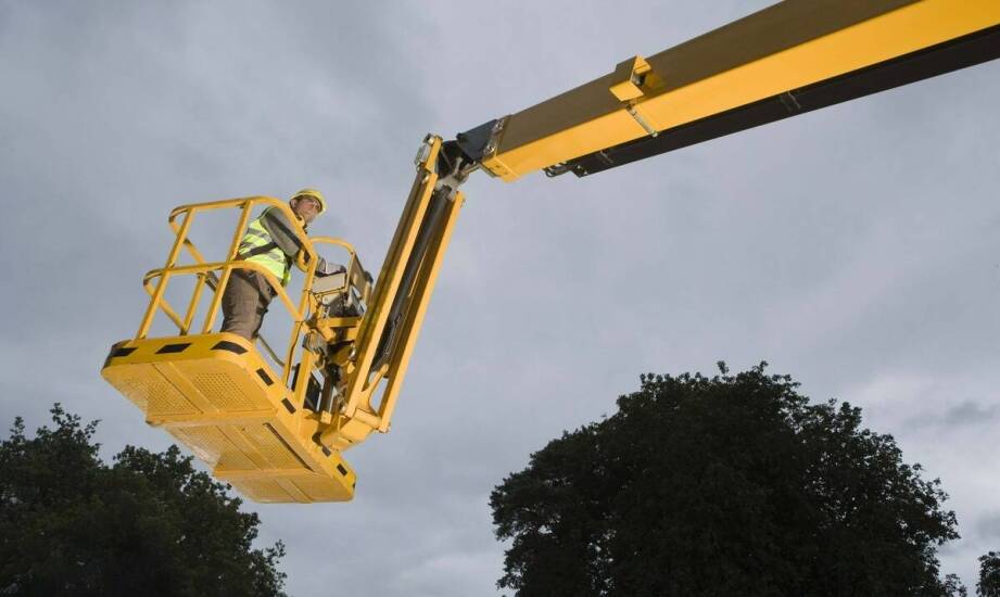 Wynajem koszowego podnośnika – jakie formalności należy spełnić?