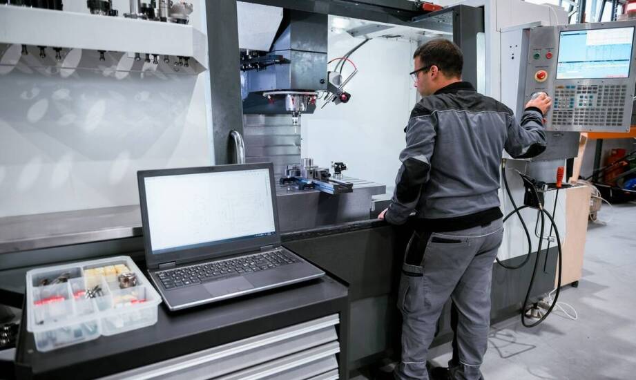 Rola technicznego doradztwa w procesie obróbki metali CNC