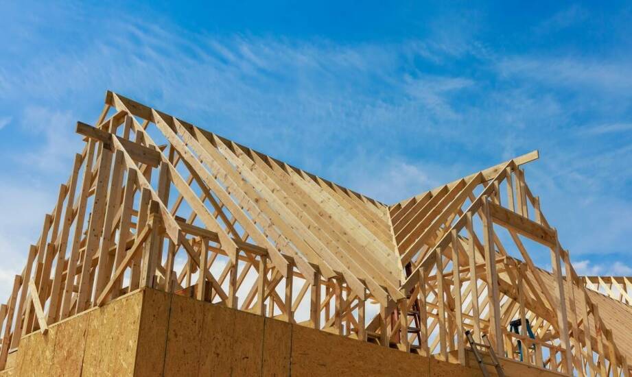 Co warto wiedzieć o procesie wznoszenia zewnętrznych ścian w drewnianych domach?