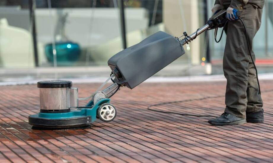 Czyszczenie poliuretanowych boisk – jak minimalizować przerwy w użytkowaniu?