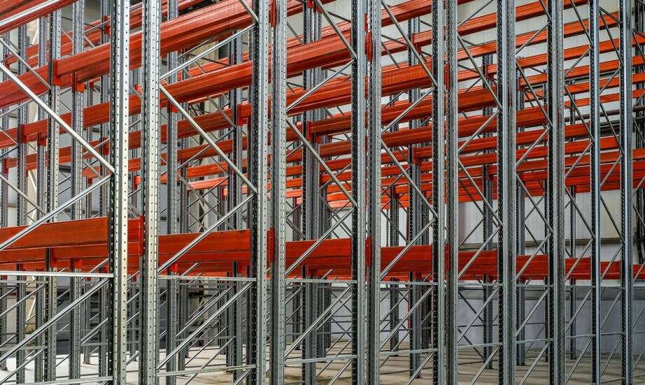 Kluczowe cechy skutecznego montażu półkowych regałów w magazynie