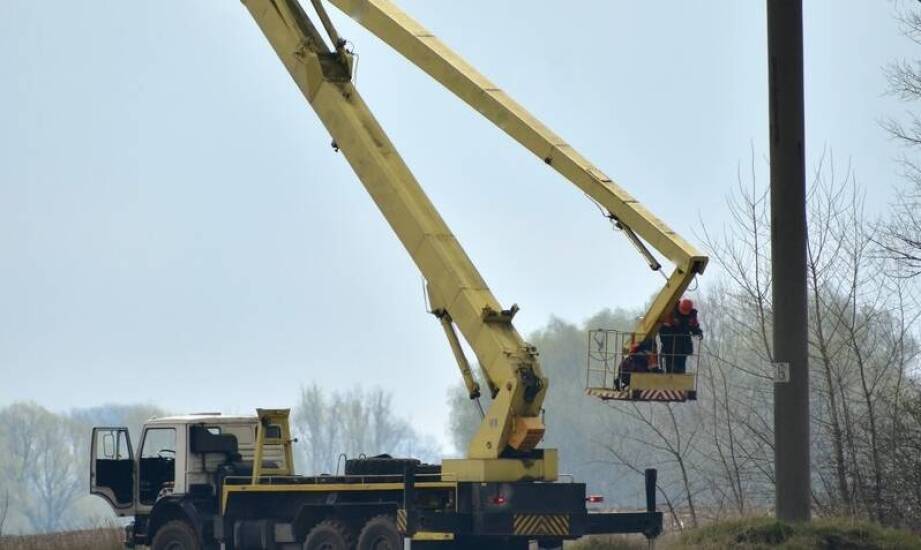 Jak samochodowa zwyżka przyspiesza prace montażowe?