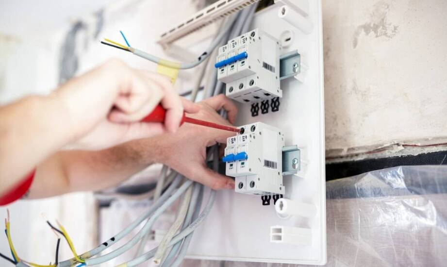 Nowoczesne elektryczne systemy w starszych budynkach - przegląd modernizacyjnych rozwiązań
