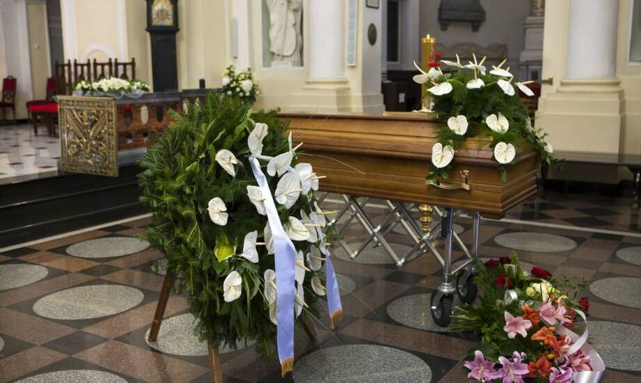 Wybór wiązanek i wieńców: co warto wiedzieć?