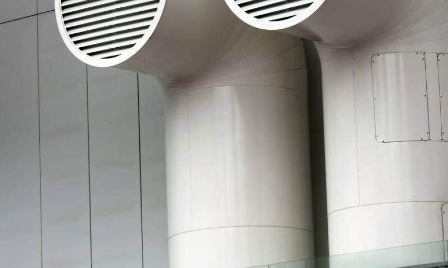 Jakie są rodzaje klap oddymiających do zastosowania na klatkach schodowych?