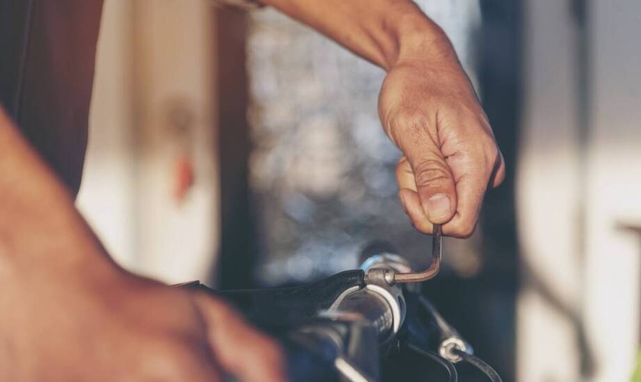 Poradnik montażu koszyka do bidonu – jak uniknąć błędów?