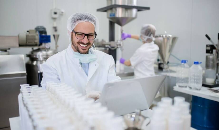 Dlaczego warto stosować czystą proszkową kofeinę w produkcji farmaceutyków?