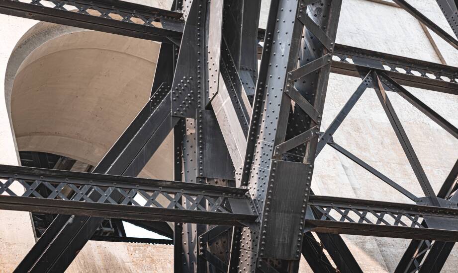 Jakie są zalety stosowania czarnej stali w wielkogabarytowych konstrukcjach?