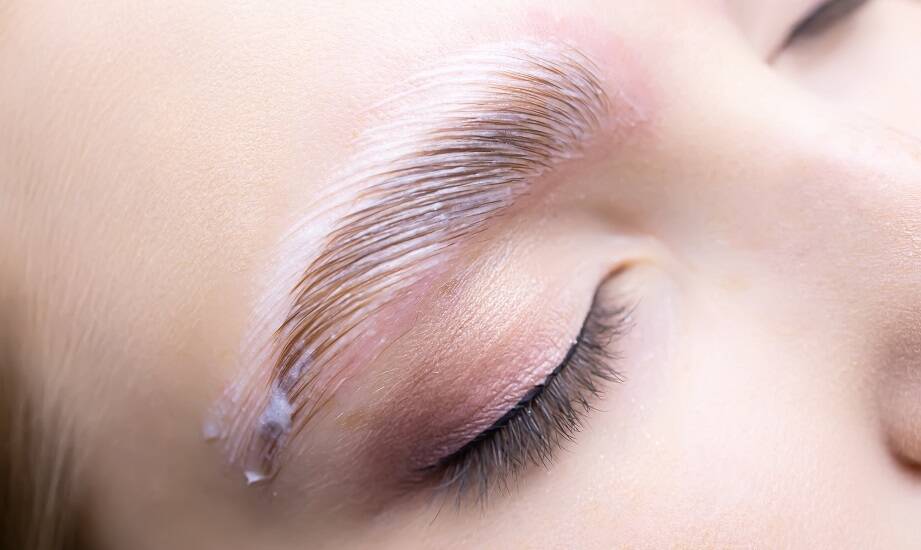 Jak przygotować się do zabiegu laminacji brwi w salonie w Starych Babicach?