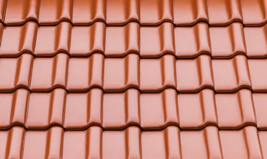 Ceramiczna dachówka a blachodachówka – co wybrać dla lepszej izolacji termicznej?