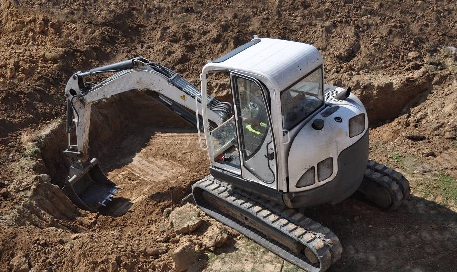 Jak minikoparka z młotem wspiera prace związane z usuwaniem drzewnych korzeni?