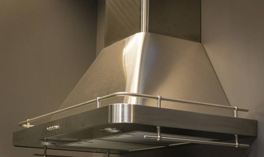 Montaż okapu na skosie – jak zapewnić bezpieczeństwo i efektywność?