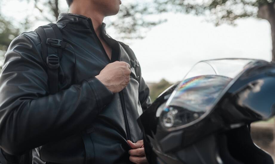 Materiały używane do produkcji kurtek motocyklowych – co warto wiedzieć?