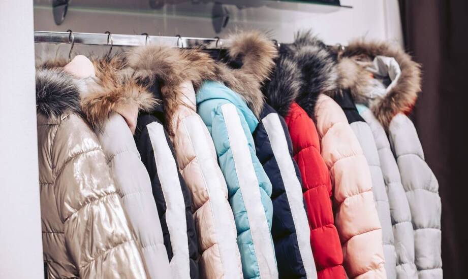 Jakie materiały dominują w ofercie tanich outletowych kurtek?
