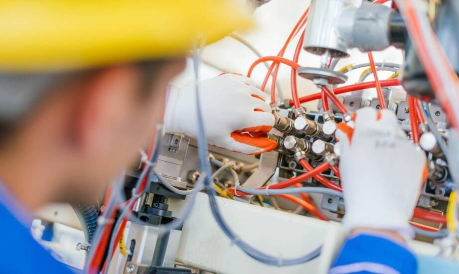 Wpływ zaawansowanych technologicznych rozwiązań na serwis hydraulicznych pras