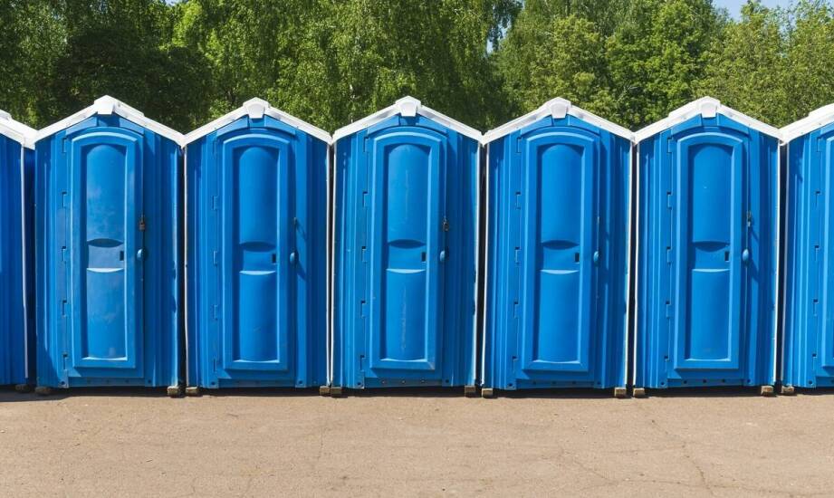 Wynajem mobilnych toalet: dlaczego jest bardziej opłacalny niż zakup?