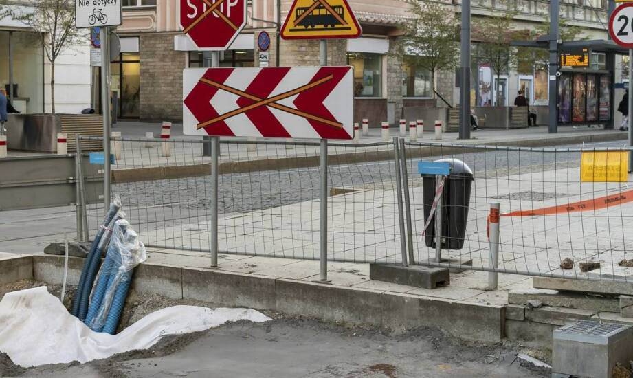 Chodnikowe bariery jako część drogowej infrastruktury – co warto wiedzieć?