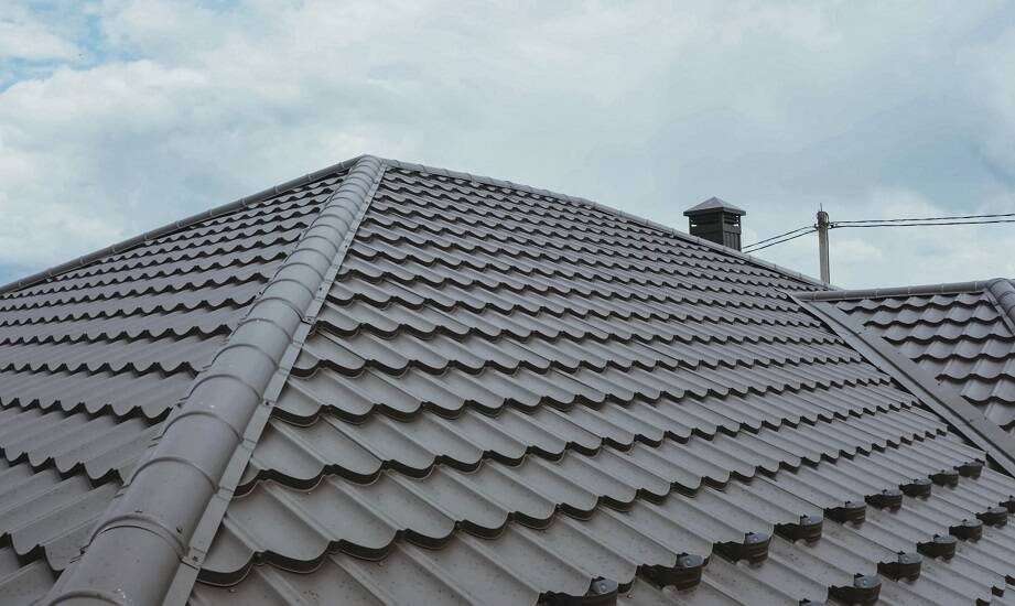 Jak zapewnić długowieczność modułowej blachodachówki na dachach?