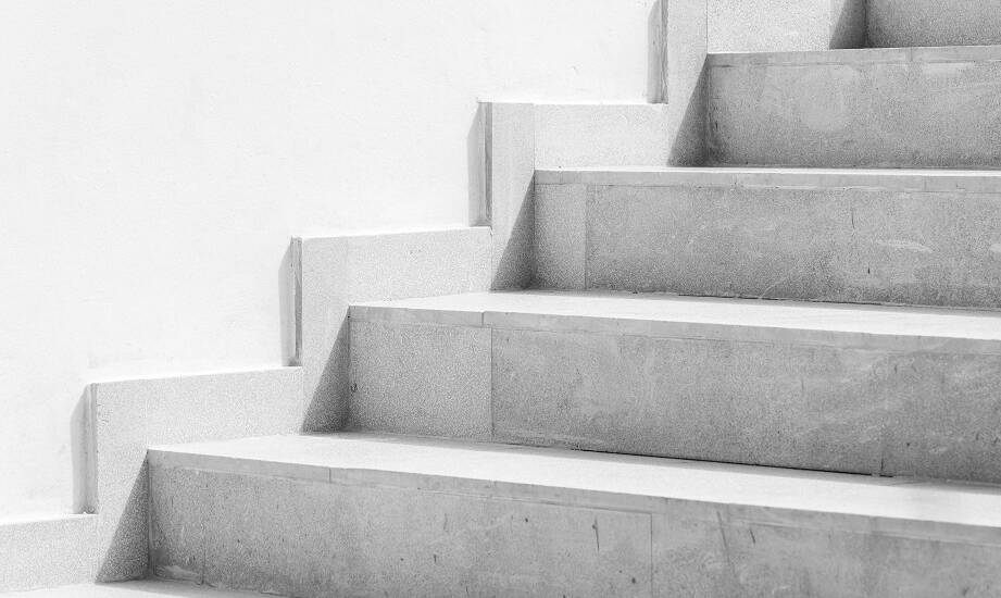 Personalizacja koloru i faktury betonowych stopni schodowych – możliwości