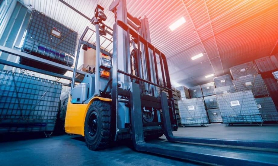 Oświetlenie LED kontra tradycyjne żarówki – co lepiej sprawdza się w wózkach widłowych?