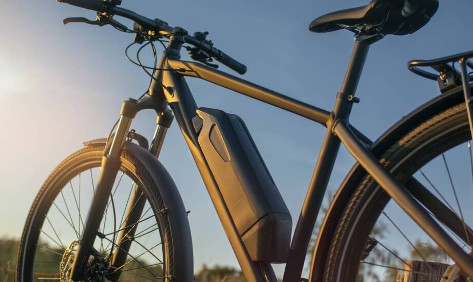 Elektryczny rower full suspension: jakie cechy wpływają na popularność tego roweru?