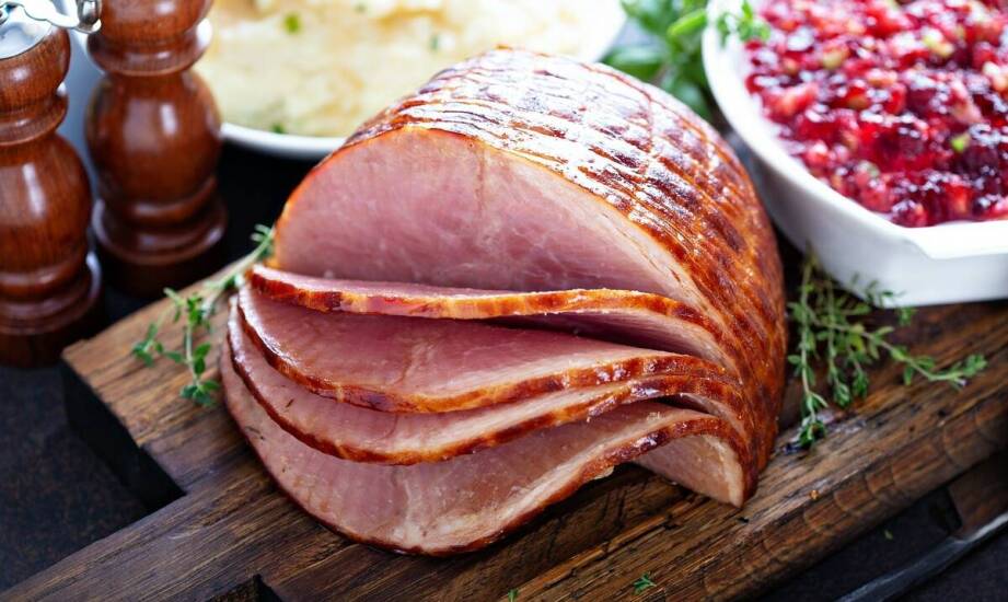 Domowa pieczona szynka w nowoczesnej kuchni gourmet