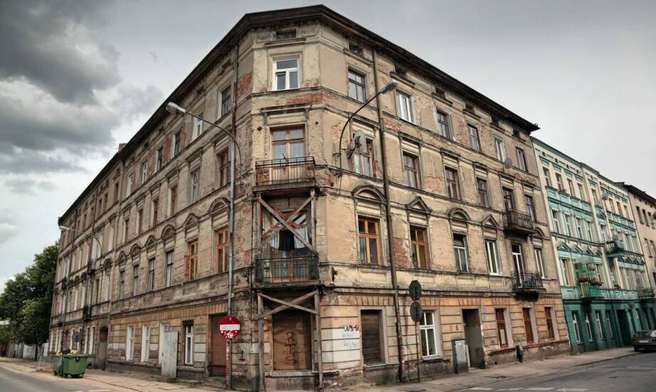 Wpływ różnych warunków pogodowych na numery domów na elewacjach