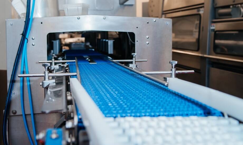 Jak wybrać odpowiednie akcesoria do modularnych taśm w branży spożywczej?