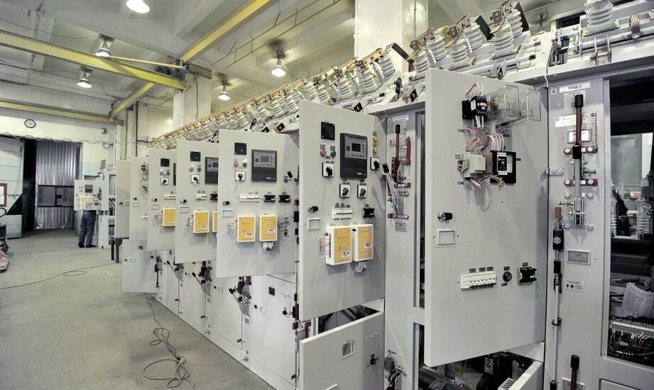 Jak projektowanie elektrycznych instalacji wspiera automatyzację produkcji?