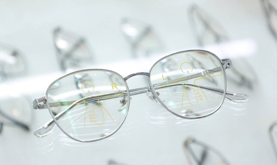 Jakie są korzyści z wyboru lekkich korekcyjnych szkieł?