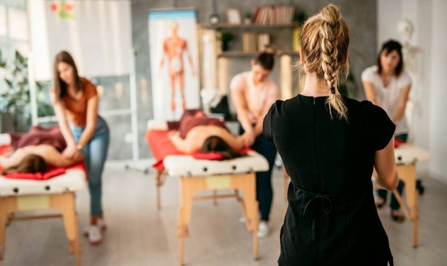 Jakie wyzwania stoją przed studentami w szkole masażu podczas praktyk zawodowych?