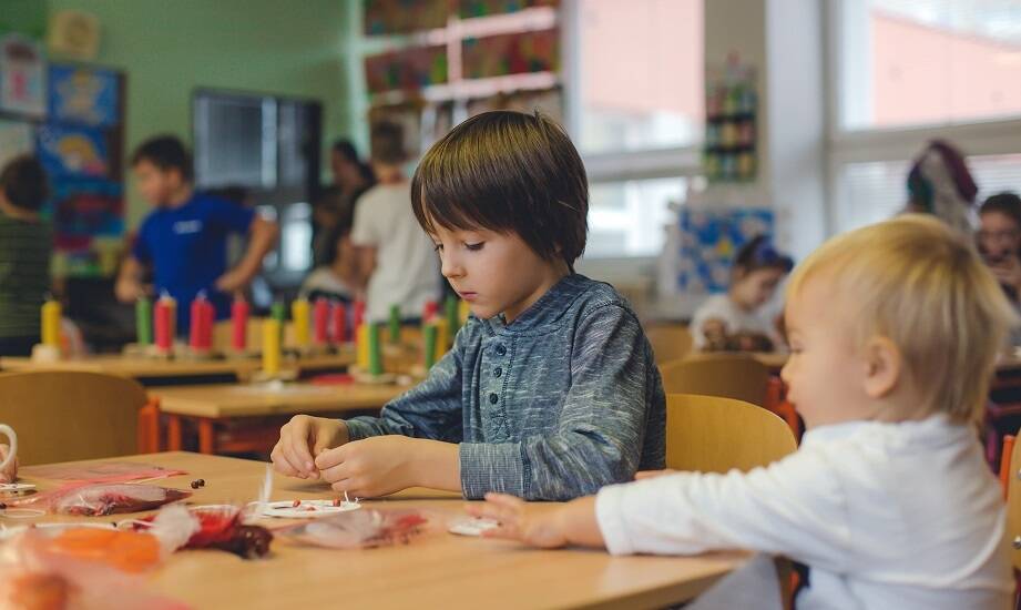 Jakie zagadnienia są poruszane na kreatywnych warsztatach dla dzieci?