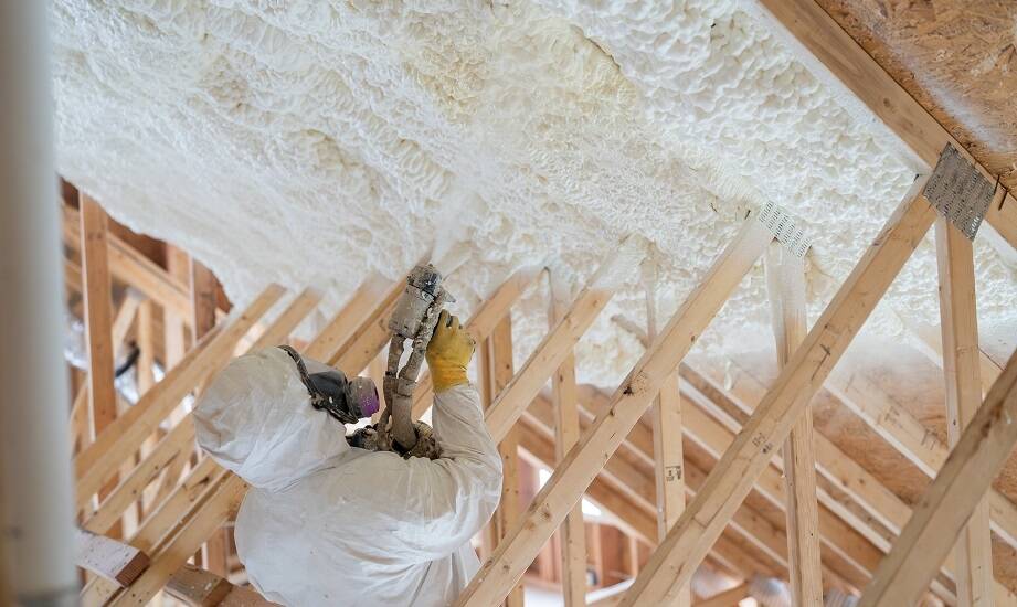 Jak ocieplenie dachu pianką wpływa na termiczny komfort wnętrz?