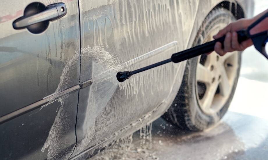 Jakie są zalety korzystania z ciśnieniowej myjki w codziennej pielęgnacji auta?