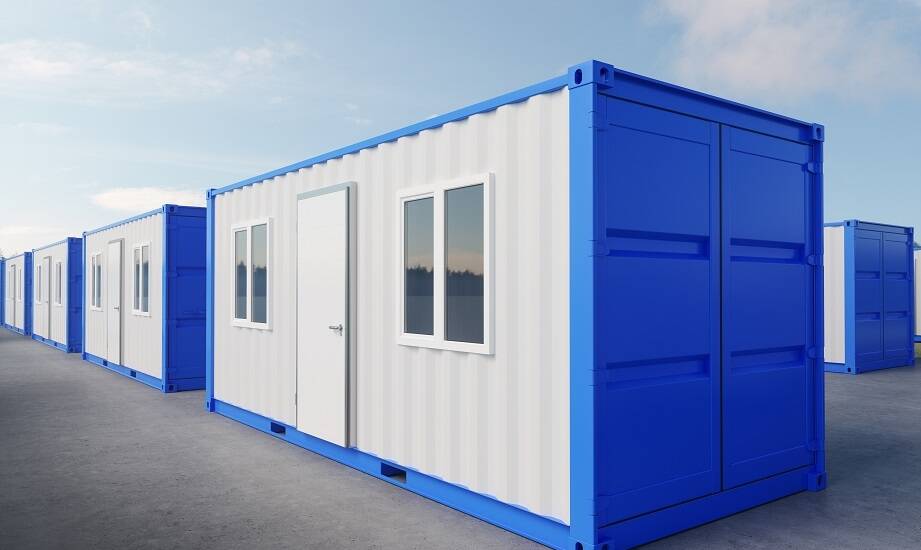 Jakie są możliwości transportu i montażu kontenerów na budowie?