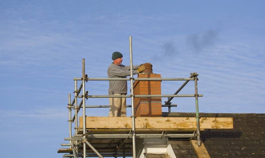 Jakie wyzwania wiążą się z montażem dachowych rusztowań?