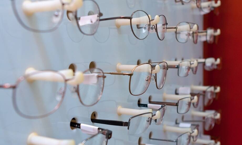 Porównanie różnych typów korekcyjnych szkieł – które wybrać?