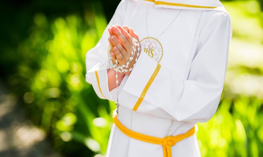 Wpływ kroju na komfort noszenia komunijnej komży