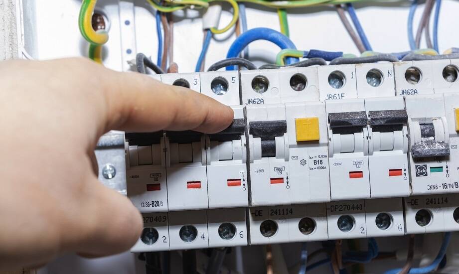 Nowoczesne rozdzielcze tablice – jak wpływają na efektywność elektrycznych instalacji?