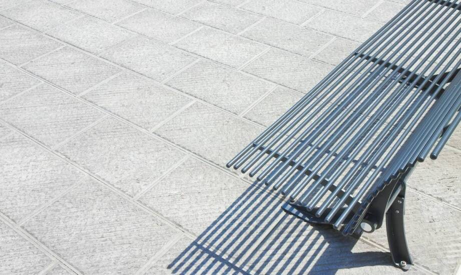 Estetyka i funkcjonalność metalowej ławki bez oparcia w przestrzeni publicznej
