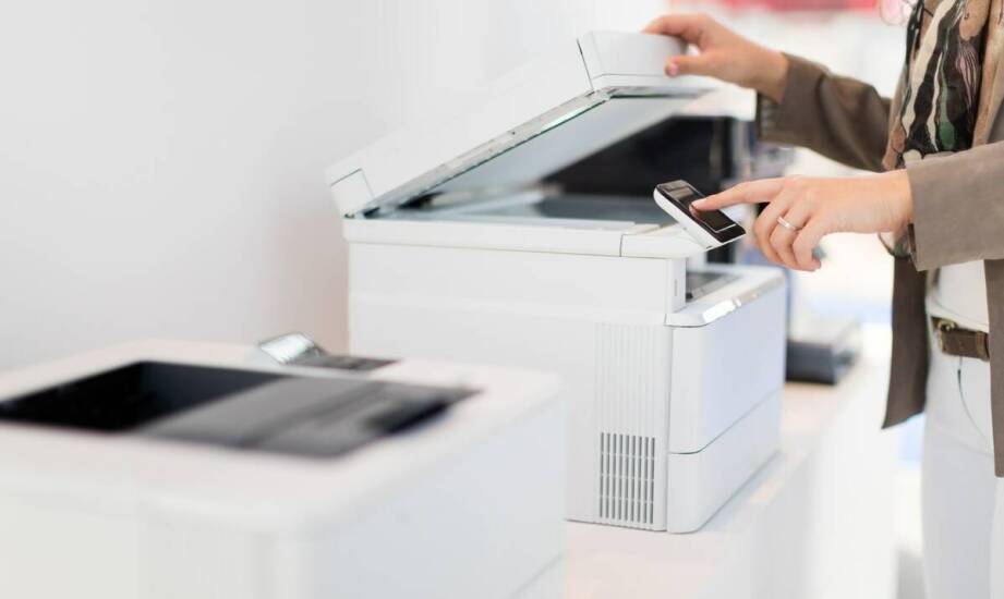 Jak wprowadzenie systemu podążającego wydruku wpływa na efektywność biura?