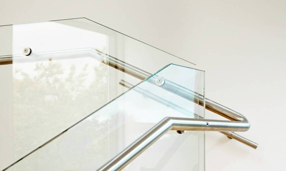 Jak szklane balustrady mogą poprawić bezpieczeństwo użytkowników?