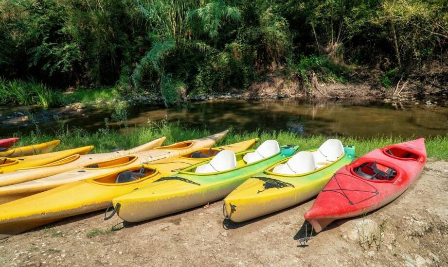 Logistyka i transport podczas spływów kajakowych na rzece Pisie