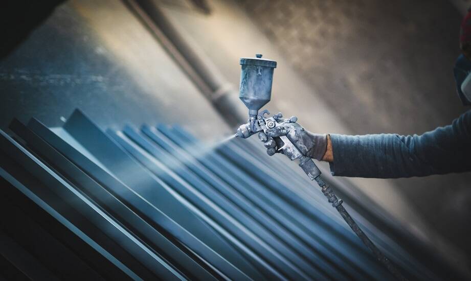 Jak proszkowe malowanie wspomaga ochronę antykorozyjną metalowych konstrukcji?