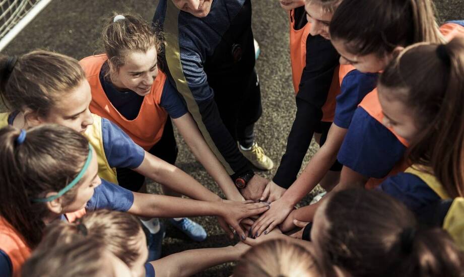 Jak sportowe wakacje mogą rozwijać u młodzieży umiejętności przywódcze?