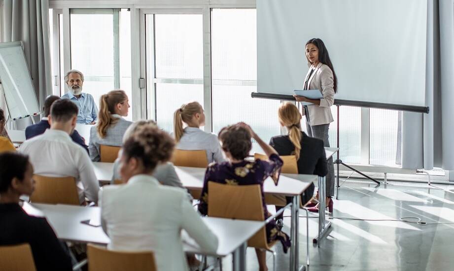 Szkolenia dla nauczycieli: jak poprawić komunikacyjne umiejętności w klasie?