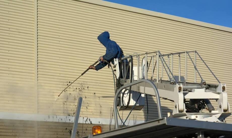 Jak mycie elewacji wpływa na trwałość elewacji?